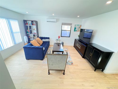 41 Morgan St, Little Neck, NY, 11363-1724 | Card Image