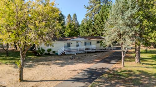 8290 E Evans Creek Road, Rogue River, OR, 97537 | Card Image