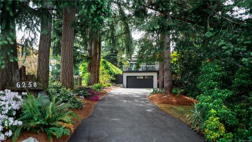 6258 Robin Way, Victoria, BC, V8Z5Y1 | Card Image