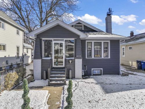 819 N Ash St, Waukegan, IL, 60085-3825 | Card Image