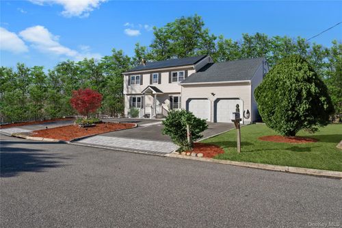 1 Lange Ct, Melville, NY, 11747-4115 | Card Image