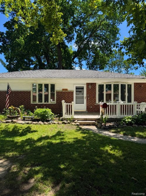 8774 Shannon Dr, Sterling Heights, MI, 48314-2526 | Card Image