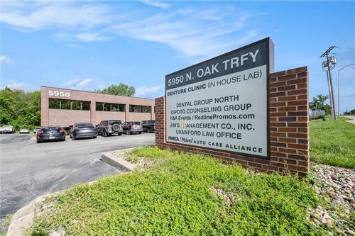 5950 N Oak Trfy, Gladstone, MO, 64118-5166 | Card Image