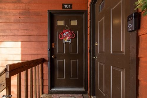 101 Village Cmns, Flemington, NJ, 08822-1732 | Card Image