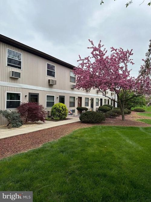 1338 W Wyomissing Ct, West Lawn, PA, 19609-2320 | Card Image