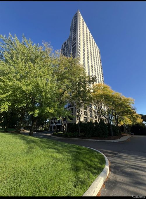 ste-507-5000 Town Ctr, Southfield, MI, 48075-1112 | Card Image