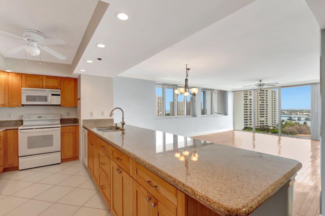 PH10 - 4750 S Ocean Blvd, Condo with 2 bedrooms, 2 bathrooms and null parking in Highland Beach FL | Image 10