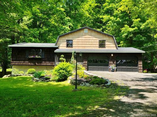 687 Sprout Brook Rd, Putnam Valley, NY, 10579-1812 | Card Image