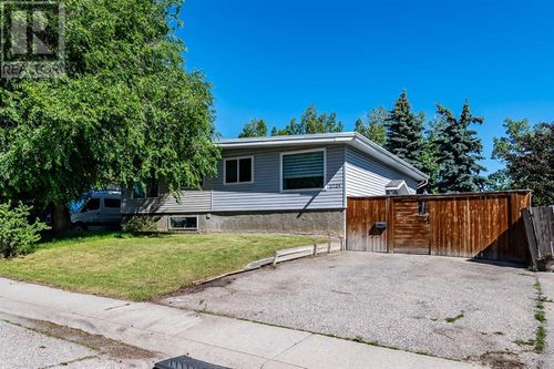 11724 Canfield Rd Sw, Calgary, AB, T2W1V5 | Card Image