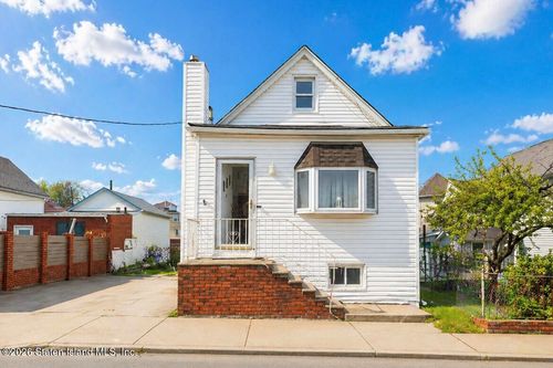 16 Orlando St, Staten Island, NY, 10305-4318 | Card Image