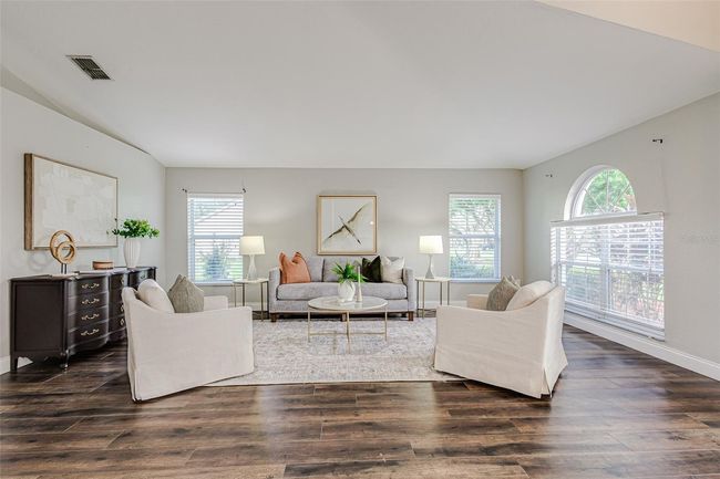Spacious living area | Image 12