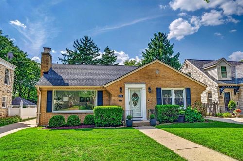 2511 N 91st Street, Wauwatosa, WI, 53226 | Card Image