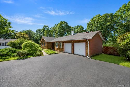 2 Ira Ct, Manorville, NY, 11949-3351 | Card Image