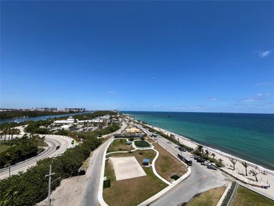 1104 - 6051 N Ocean Dr, Condo with 3 bedrooms, 2 bathrooms and null parking in Hollywood FL | Image 1