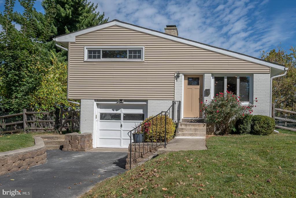 Nolan Dr, Malvern, PA 19355