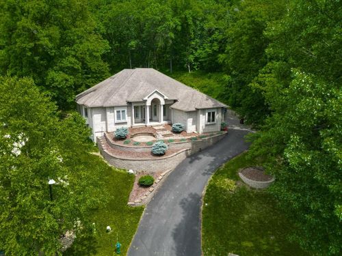 1178 Aspen Valley Dr, Onalaska, WI, 54650-8223 | Card Image