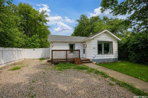 748 5th St E, House with 2 bedrooms, 1 bathrooms and 4 parking in Prince Albert SK | Card Image