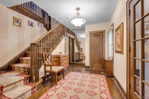 3 Station Rd, Great Neck, NY, 11023-2428 | Card Image