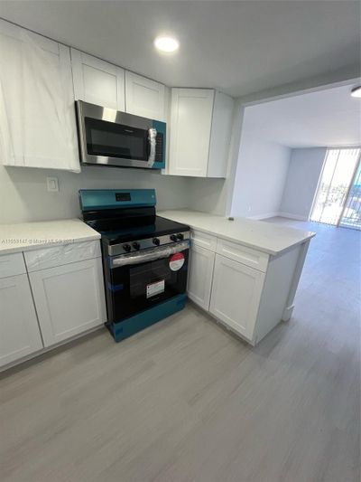 606 - 7850 Byron Ave, Condo with 1 bedrooms, 1 bathrooms and null parking in Miami Beach FL | Image 1