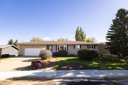 643 9th Ave Sw, Dickinson, ND, 58601-5845 | Card Image