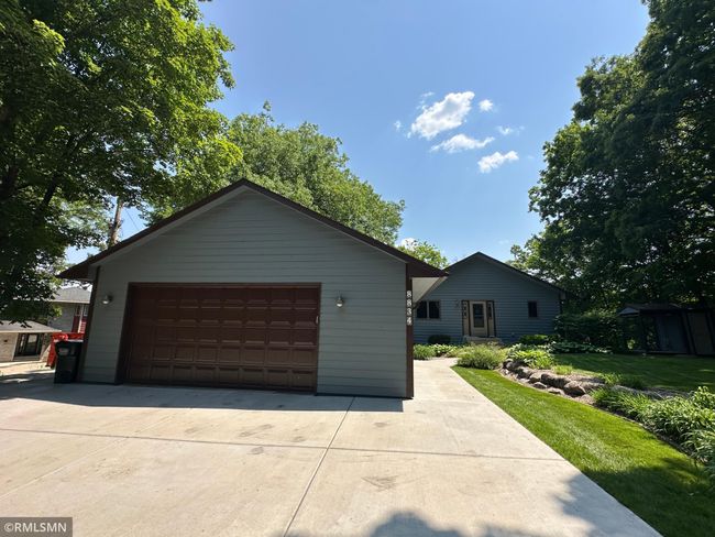 De.tached 2 car garage with cement apron | Image 4