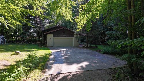 8800 Golfside Ct, Shepherd, MI, 48883-9047 | Card Image