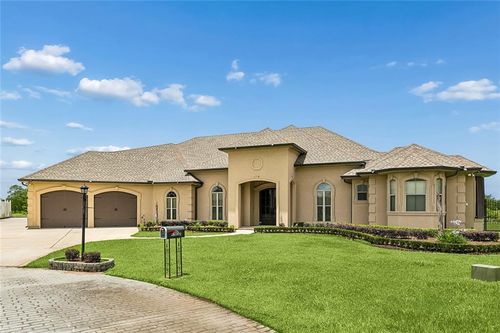 102 Bailey Estates Dr, Belle Chasse, LA, 70037-1653 | Card Image