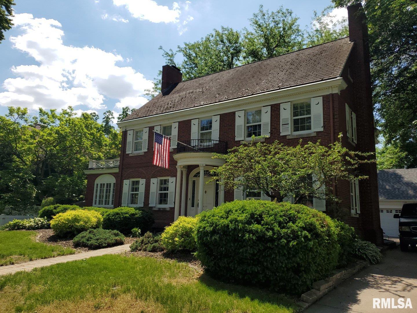 5th Ave, Clinton, IA 52732