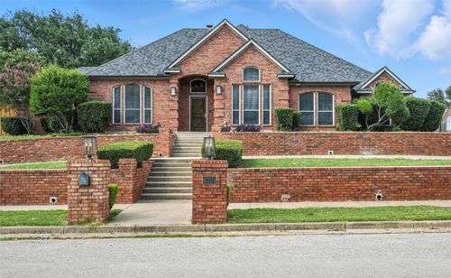 6301 Meadow Lakes Dr, North Richland Hills, TX, 76180-7803 | Card Image