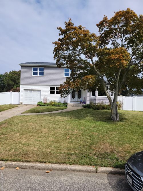 7 Deville Dr, Selden, NY, 11784-1003 | Card Image