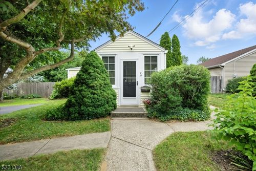 29 W Park Ave, Belford, NJ, 07718-1046 | Card Image