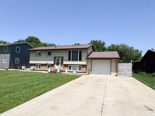 1908 Summit Ave, Worthington, MN, 56187-1414 | Card Image