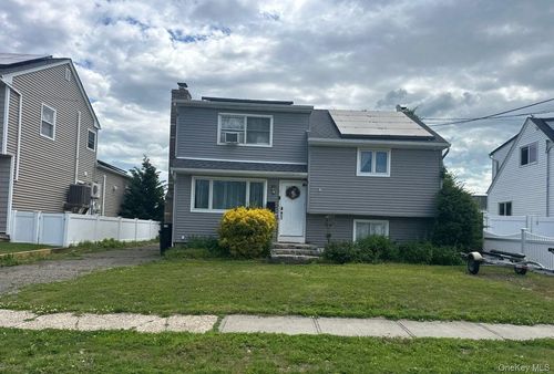 265 East Dr, Copiague, NY, 11726-5105 | Card Image