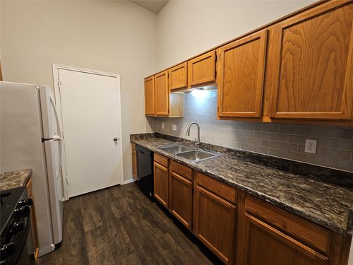452 Chestnut Ln, Desoto, TX, 75115-8012 | Card Image