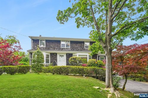 188 Charlotte Pl, Englewood Cliffs, NJ, 07632-1617 | Card Image