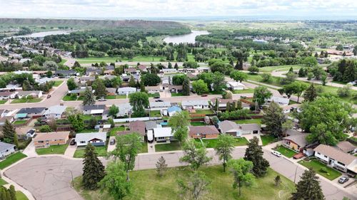 1384 10 Ave Ne, Medicine Hat, AB, T1A6G3 | Card Image