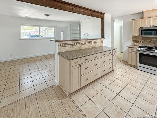 5102 Crown Ln, House other with 3 bedrooms, 2 bathrooms and null parking in Kirby TX | Image 8