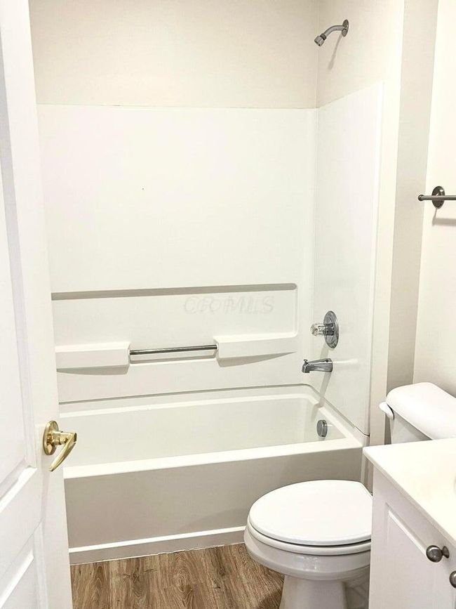 8061 Cranes Crossing Dr, Condo with 2 bedrooms, 2 bathrooms and null parking in Lewis Center OH | Image 11