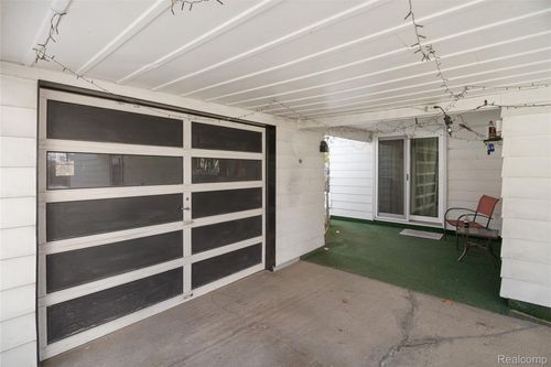 830 Westwood Dr, Fenton, MI, 48430-1421 | Card Image