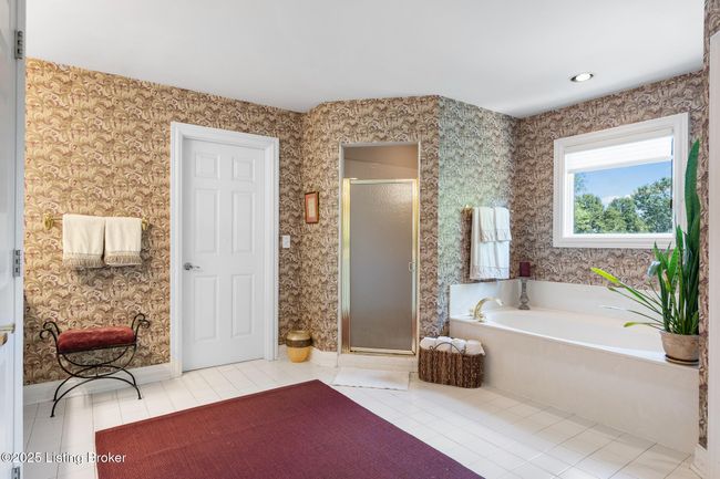 Soaking tub and shower | Image 25