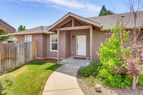 1003 Se Grandview Ave, Grants Pass, OR, 97527-5105 | Card Image