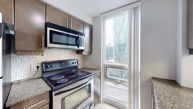 1305 - 18 Harbour St, Condo with 2 bedrooms, 2 bathrooms and 1 parking in Toronto ON | Image 9
