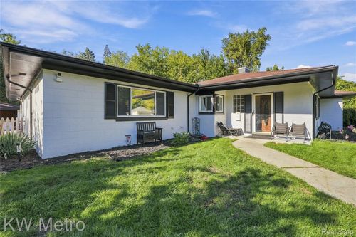 19156 Old Homestead Dr, Harper Woods, MI, 48225-2041 | Card Image