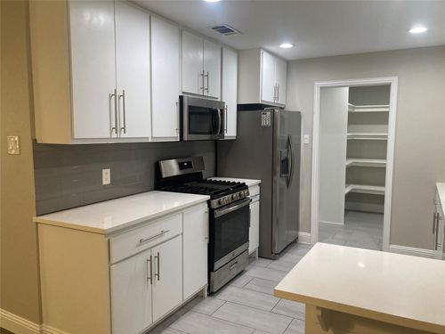 518 Burnwood Dr, Irving, TX, 75062-5694 | Card Image