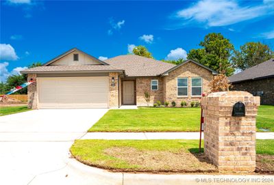 2520 W Main Street, House other with 3 bedrooms, 2 bathrooms and null parking in Collinsville OK | Image 1