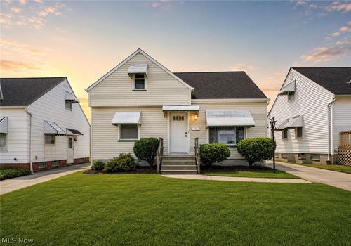 15916 Edgewood Ave, Maple Heights, OH, 44137-3916 | Card Image