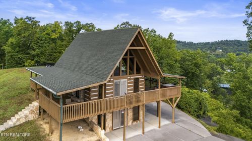 1065 Harbor Point Dr, Sevierville, TN, 37876-5897 | Card Image