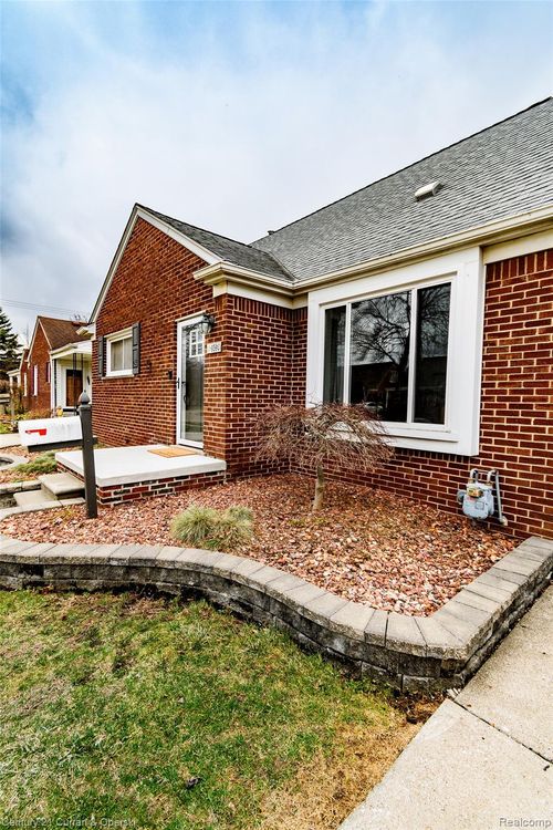 9390 Quandt Ave, Allen Park, MI, 48101-1587 | Card Image