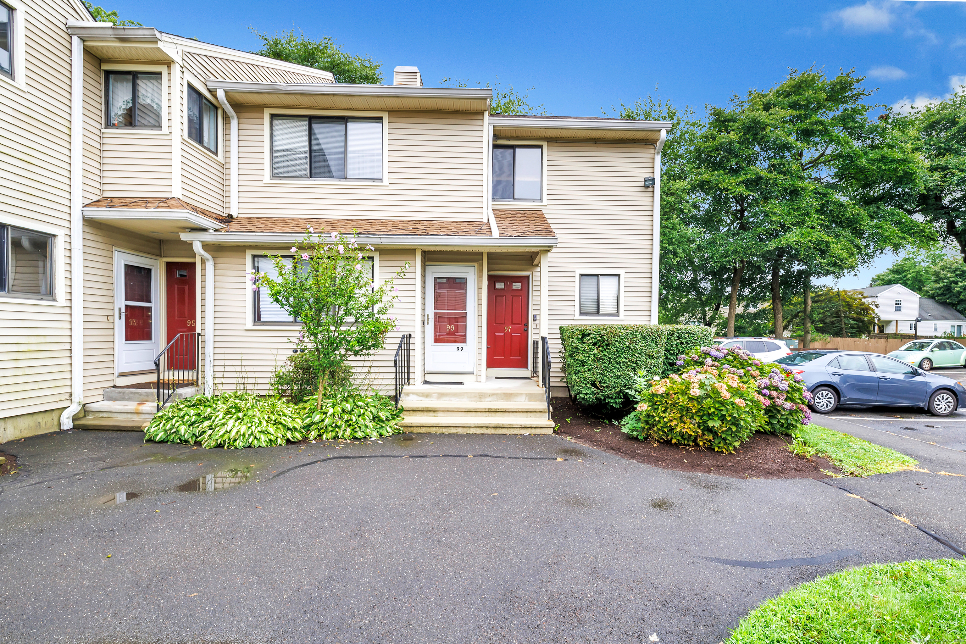 Lance Cir, Bridgeport, CT 06606