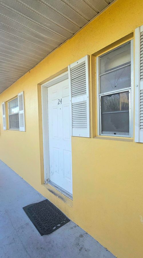 b24-1505 Crescent Cir, Lake Park, FL, 33403-2242 | Card Image